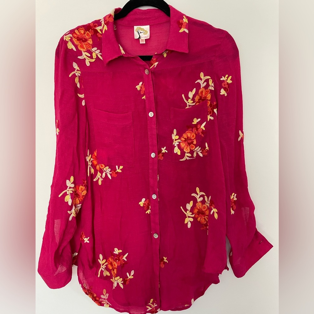 fig & flower Embroidered hot pink button shirt blouse Size Medium D85